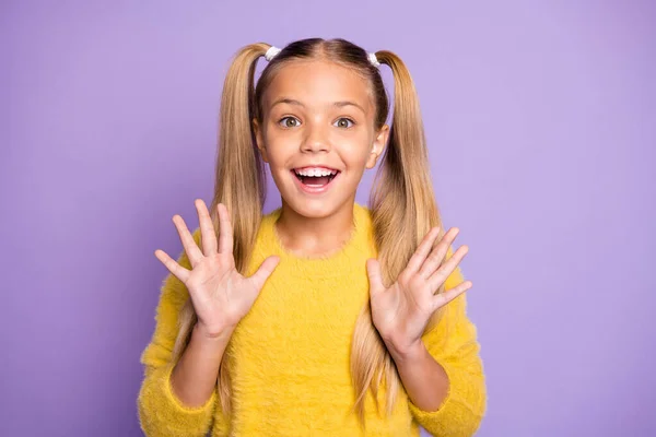 Retrato de criança alegre positiva ouvir notícias maravilhosas sobre seu aniversário ano novo presente grito wow omg levantar as mãos usar pulôver amarelo isolado sobre fundo de cor roxa — Fotografia de Stock