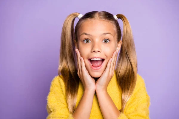 Foto de alegre chica eufórica incapaz de creer que las ventas comenzaron a expresar asombro en la cara usando suéter amarillo aislado pastel color violeta fondo —  Fotos de Stock