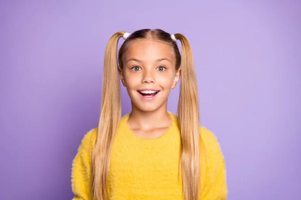 Porträtt av imponerad flicka hör otrolig nyhet om svart fredag skrik känner galen bära gul jumper isolerad över violett färg bakgrund — Stockfoto