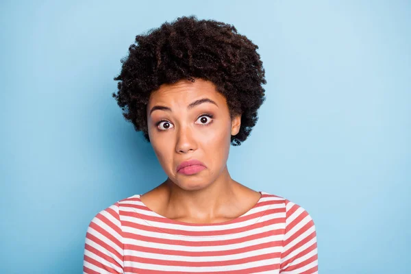 Close up retrato de intrigado menina ignorante maravilhado expressando emoções de desconhecido em seu rosto mostrando inconsciência isolado sobre fundo de cor pastel azul — Fotografia de Stock