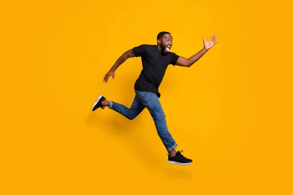Full kropp profil sida foto av funky galen afro amerikansk kille hoppa springa snabbt efter fynd slitage trendig outfit isolerad över ljusa färg bakgrund — Stockfoto