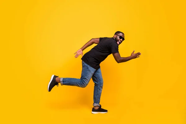 Jag kommer med fynd. Full längd profil sida foto av funky galen afro amerikan kille gå promenad springa snabbt the försäljning skrika bära moderna kläder isolerad över gul färg bakgrund — Stockfoto
