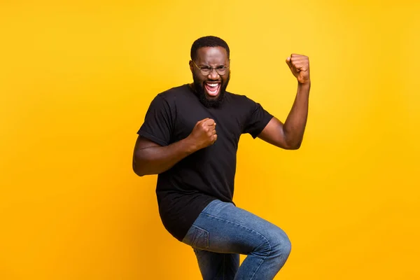 Foto de casual animado louco extático homem morena cabelos em jeans jeans camiseta regozijando-se em comprar novos óculos isolados fundo de cor vívida — Fotografia de Stock