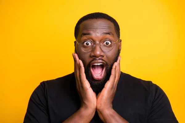 Close up photo of crazy screaming stupor black man in t-shirt expressing astonishment on face isolated bright color yellow background — Stock Photo, Image