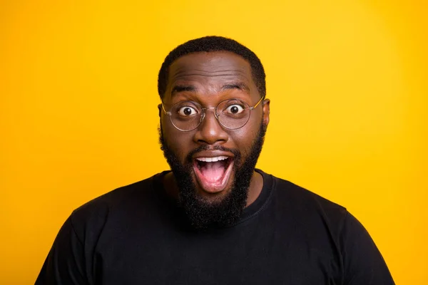 Nahaufnahme Foto von ekstatischen überglücklichen Mann, der sich über Verkäufe freut begann mit Aufregung auf dem Gesicht schreit mit Brille im T-Shirt isoliert lebendigen Farbhintergrund — Stockfoto