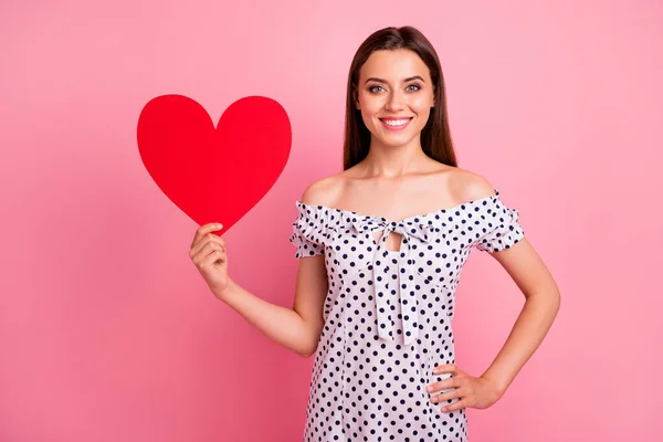 Közelkép kép szép aranyos boldog vidám barátnő büszkélkedhet szív alakú élénk piros papírt kapott a barátja, miközben elszigetelt rózsaszín háttér — Stock Fotó