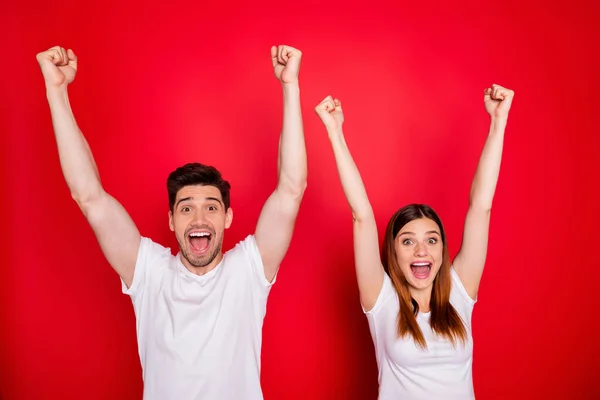 Foto de estudiantes emocionados alegres pareja de dos personas expresando emociones en la cara en camiseta blanca gritando sí levantando la mano novia novio feliz juntos aislado color brillante fondo —  Fotos de Stock