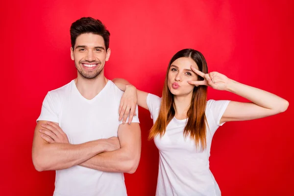 Foto av glada positiva trevliga charmiga par flickvän pojkvän bär vit t-shirt visar v-tecken med händerna vikta leende tandlöst isolerad levande färg bakgrund — Stockfoto