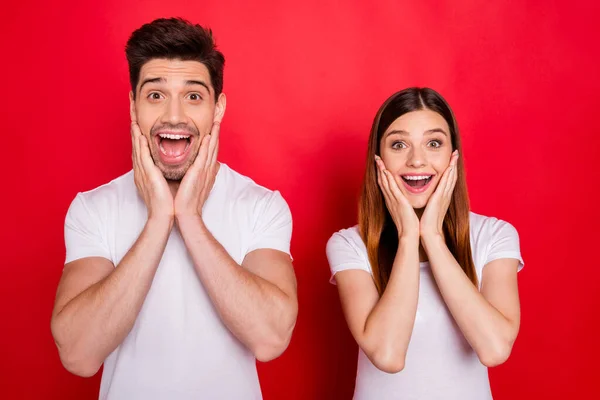 Foto de amigos asombrados novia divertida funky camiseta blanca novio haber ganado premio mayor de la lotería expresando emoción en caras gritando fondo de color vívido aislado —  Fotos de Stock