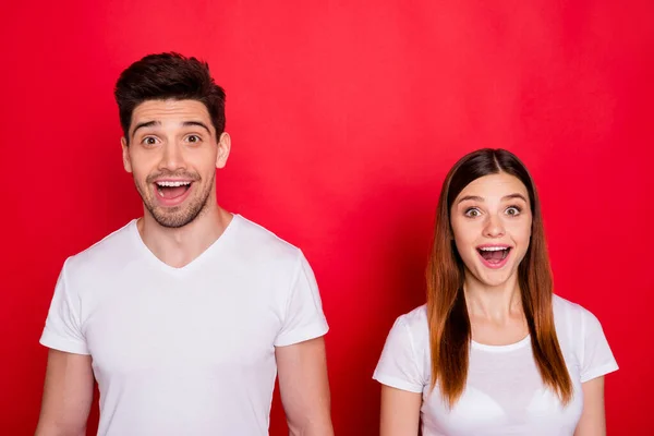 Foto veselé vzrušené bílé tričko roztomilé sladké pár manželů nadšených o slevě v nákupním centru s emocemi na tvářích izolované živé barevné pozadí — Stock fotografie