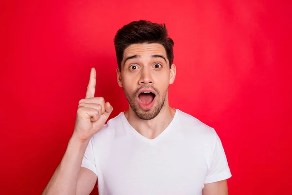 Photo of crazy excited man having come with up curious creative idea pointing his forefinger up with mouth open wide isolated vivid color background — Stock Photo, Image