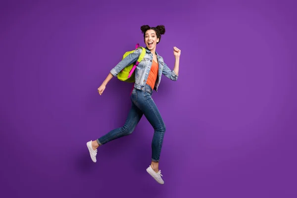 Hora de comprar. Foto de perfil de tamaño completo de la señora divertida estudiante saltando alto contento de terminar el estudio corriendo centro comercial desgaste bolso verde traje de mezclilla casual aislado color púrpura fondo —  Fotos de Stock