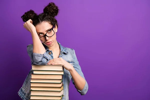 Fotografie hezké studentky opírající se o mnoho knih unavený z nudné lekce chtějí jít domů nosit specifikace ležérní džínové oblečení izolované fialové barvy pozadí — Stock fotografie