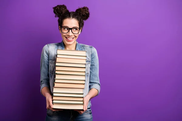 Foto de estudante engraçado senhora segurando muitos livros carregam literatura casa complicado olhando para o bibliotecário desgaste especificações casual ganga roupa isolado cor roxa fundo — Fotografia de Stock