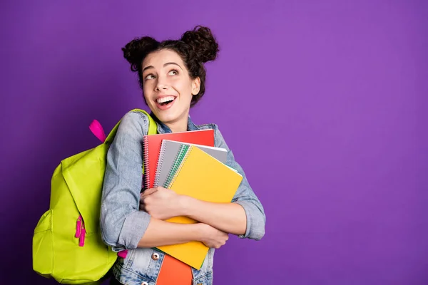 Retrato de linda chica dulce de la escuela secundaria se siente divertido funky celebrar los libros de notas inspiradas lecciones de espera conferencias usan traje de estilo casual aislado sobre fondo de color púrpura —  Fotos de Stock