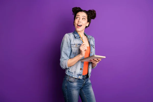 Retrato de niña de ensueño inspirado mantenga copybook quiero escribir historia pensar pensamientos buscar copyspace desgaste ropa de moda con estilo aislado sobre fondo de color violeta — Foto de Stock