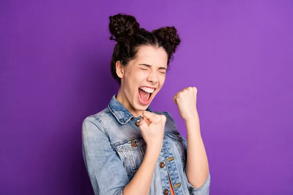 Retrato de chica encantada ganar deporte competición lotería sentir euforia cerrar los ojos levantar los puños gritar sí usar ropa de estilo casual aislado sobre fondo de color violeta — Foto de Stock