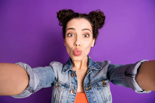 Close up foto de menina funky ter viagem perca seu marido tomar selfie chamada de vídeo enviar beijos de ar usar roupa elegante isolado sobre cor violeta fundo — Fotografia de Stock