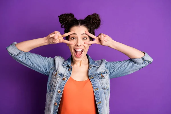 Portrait of funny funky teenager girl have fun on spring weekends make v-signs near her face scream shout wear good-looking clothes isolated over violet color background — 스톡 사진