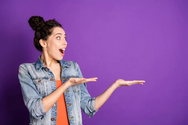 Wow omg. Good looking funky crazy girl find bargain feel shocked impressed expression scream hols hand present wonderful promotion wear stylish trendy outfit isolated over purple color background — Stock Photo, Image