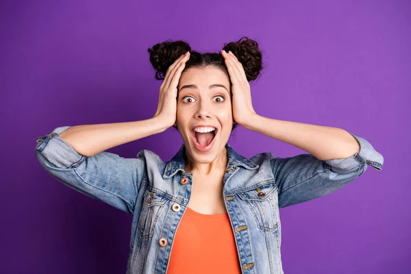 Sexta-feira negra de Omg. Close up foto de menina surpreendida ouvir incrível novidade grito sentir regozijar emoções desgaste casual estilo roupa isolada sobre violeta cor roxa fundo — Fotografia de Stock