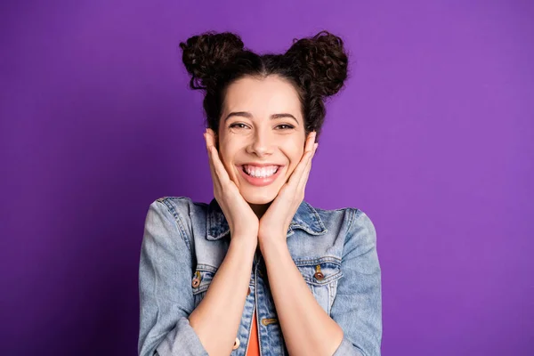 Close-up foto van grappige funky tiener meisje genieten van haar zomervakantie touch gezicht handen dragen casual stijl outfit geïsoleerd over violet kleur achtergrond — Stockfoto