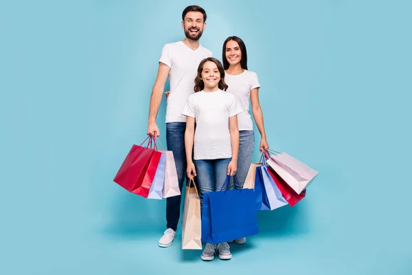 Foto de larga duración de tres personas mamá papá papá escolar tienda al por menor en negro viernes desgaste blanco camiseta vaqueros jeans zapatillas aisladas sobre fondo de color azul — Foto de Stock