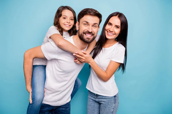 Portrait de positif joyeux funky trois personnes porter enfant piggyback profiter week-end porter blanc t-shirt jeans denim isolé sur fond de couleur bleue — Photo