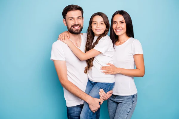 Portret pozytywnych wesołych trzech osób mama tata nosić dziecko czuje się zadowolony nosić biały stylowy t-shirt dżinsy odizolowane na tle niebieskiego koloru — Zdjęcie stockowe