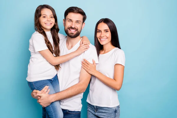 Porträt positiv fröhlich Mama Papa tragen Kind zufrieden genießen Wochenenden tragen weißes T-Shirt Jeans isoliert über blauem Hintergrund — Stockfoto