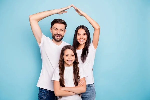 Portrait de joyeux cool trois personnes maman papa écolier déplacer nouvelle maison maison profiter sentir contenu porter blanc style de vie t-shirt isolé sur fond de couleur bleue — Photo