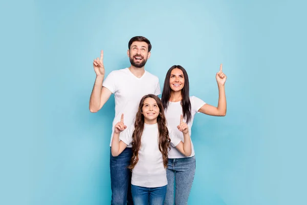 Portret trzech funky osób promotorów z brązowymi włosami show reklamy rabatów sprzedaży zaleca wybór decyzji nosić biały t-shirt dżinsy izolowane na tle niebieskiego koloru — Zdjęcie stockowe