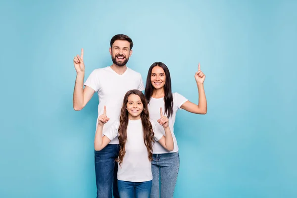 Ritratto di persone positive allegre mamma papà bambino con i capelli castani punto indice dito a spazio copia selezionare scegliere decidere annunci indossare bianco t-shirt jeans di jeans isolati su sfondo di colore blu — Foto Stock