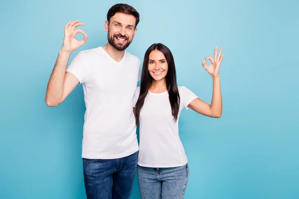 Retrato de romance positivo promotores románticos muestran signo bien recomiendan la elección de decisión seleccionar consejos descuento desgaste blanco camiseta vaqueros aislados sobre fondo de color azul — Foto de Stock