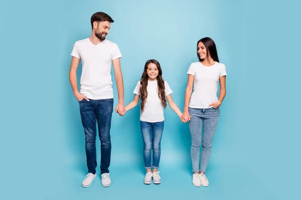 Foto em tamanho completo de charmoso alegre três pessoas homem e mulher olhar para menina desfrutar de fins de semana feriados usar branco t-shirt jeans jeans elegantes tênis da moda isolado sobre fundo de cor azul — Fotografia de Stock