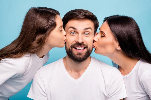 Perfil lateral fechar foto de animado surpreendido engraçado homem mulher estudante três pessoas beijar seu pai desgaste branco t-shirt elegante roupa isolada sobre azul cor fundo — Fotografia de Stock