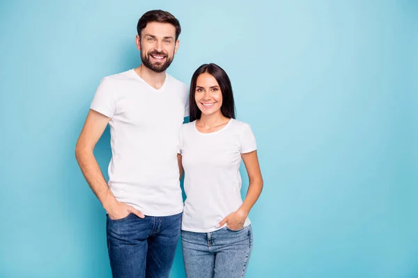 Portret van mooie enthousiaste man en vrouw hebben plezier knuffel dragen goede look wit outfit geïsoleerd over blauwe kleur achtergrond — Stockfoto