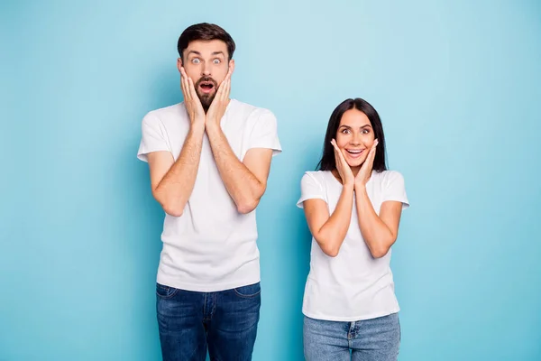 Retrato de conteúdo impressionado senhora e cara cônjuges ouvir novidades incríveis grito wow omg desgaste bom look roupa isolada sobre fundo de cor azul — Fotografia de Stock