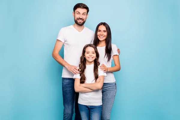 Portrait de joyeux idyllique trois brunes gens de cheveux grande famille se sentent confiant étreinte cool avoir du plaisir porter blanc t-shirt jeans en denim isolé sur fond bleu — Photo