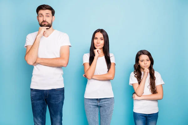 Porträt von nachdenklichen drei Menschen mit braunen Haaren, die über die Zukunft nachdenken und sich entscheiden, ob sie ein weißes T-Shirt tragen oder Jeans mit blauem Hintergrund — Stockfoto