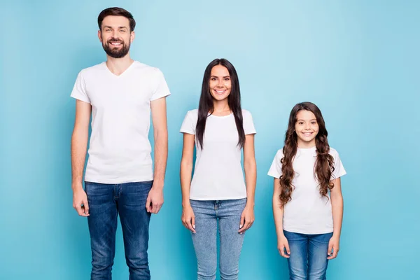 Portret van vrolijke pret drie mensen ondernemers klaar om het werk problemen op te lossen dragen witte t-shirt denim jeans geïsoleerd over blauwe kleur achtergrond — Stockfoto