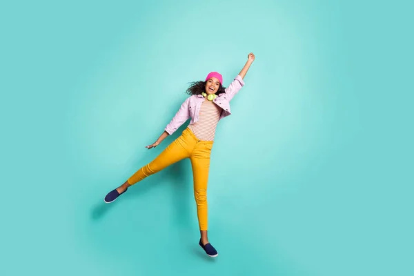 Full length body size φωτογραφία του casual χαριτωμένο θετική ωραία όμορφη φίλη φορώντας παντελόνι παντελόνι ριγέ t-shirt ροζ σακάκι καπέλο καπέλο αλίευση κενό χώρο άλμα εκμετάλλευση ομπρέλα απομονωμένο teal — Φωτογραφία Αρχείου