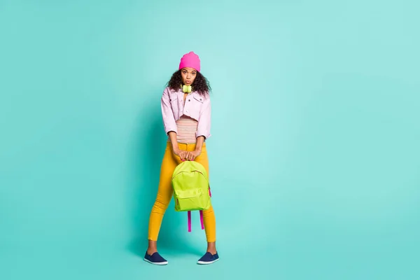 학생 가방을 들고 있는 수줍어 하고 귀여운 매력적 인 여자 친구의 사진, 손에는 노란색 상의 핑크 색 셔츠 셔츠 상의 상의를 입고 있는 정보를 불확실하게 알고 있다. — 스톡 사진