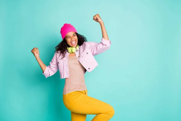 Foto av glada galna glada vinnande trevlig ung visar hennes segerrika känslor på ansiktsuttryck i randig t-shirt rosa jacka rosa isolerad pastell teal färg bakgrund — Stockfoto