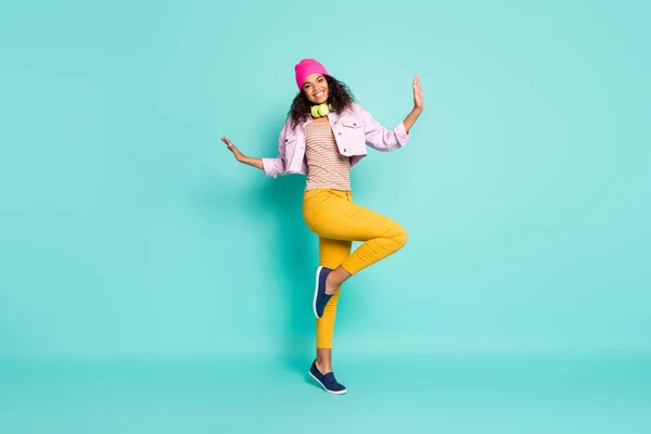 Pełna długość ciała rozmiar zdjęcie wesoły pozytywny profil boczny cute fun girl noszenie żółte spodnie uśmiechnięte toothily obuwie izolowane nad ciemnym kolorze pastelowego tła — Zdjęcie stockowe
