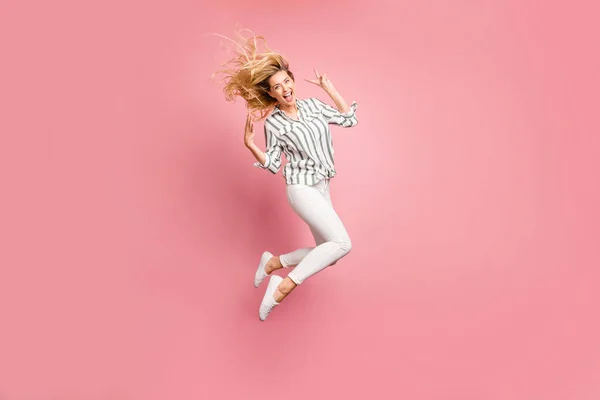 Πλήρες μήκος σώματος μέγεθος πλευρά προφίλ φωτογραφία του χαρούμενα θετικά χαριτωμένο ωραίο γοητευτικό κορίτσι σας δείχνει v-sign jumping σε παντελόνι παντελόνι απομονωμένο παστέλ χρώμα φόντο — Φωτογραφία Αρχείου