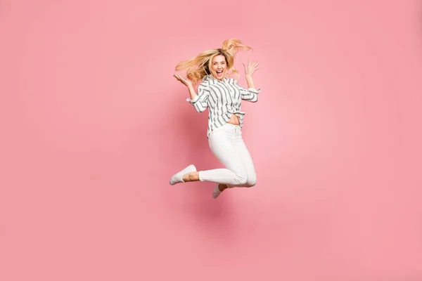 Повна довжина фотографія розміру тіла перевернутого веселого позитивного збудженого божевільного жінки, що стрибає вгору волосся ізольованого пастельного кольорового фону — стокове фото
