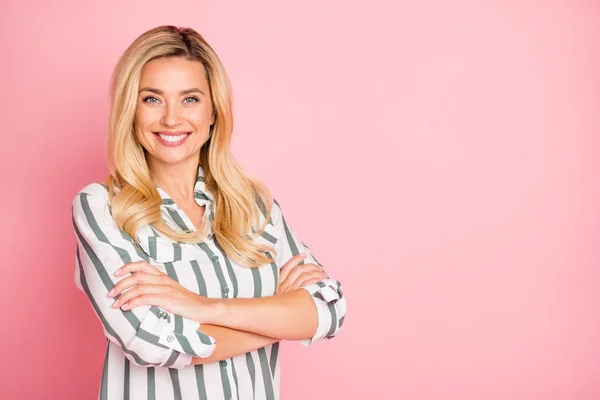 Photo of white cheerful cute charming pretty business lady with arms crossed showing her intelligence smiling beaming isolated over pastel color background — Stock Photo, Image