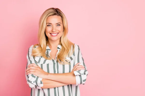 Photo de joyeux positif mignon agréable charmant jolie petite amie souriante montrant avec succès son look avec les mains pliées isolé fond de couleur pastel — Photo