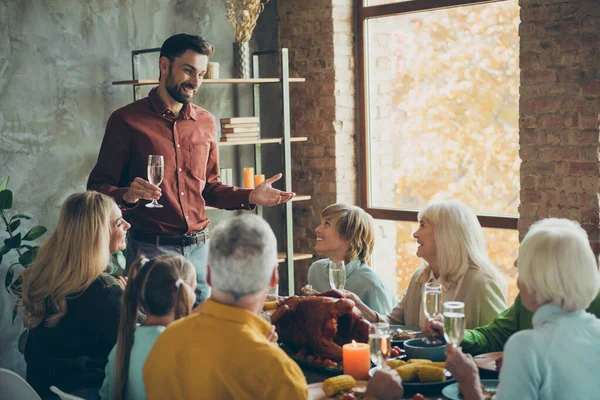 10月のイベントパーティーで大きな幸せな家族の集まり感謝祭の日テーブルで食事を楽しむロースト肉コーンマンスタンド小さな子供にシャンパングラストーストを保持成熟した人々は家の中でクリック — ストック写真